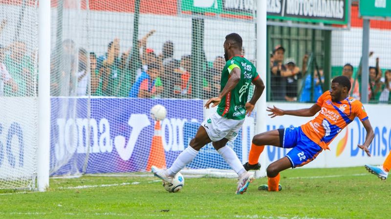 El tercer gol de Marathón, obra de Clayvin Zúniga, terminó de descontrolar a los jugadores de Lobos UPNFM.