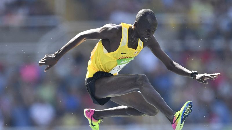 En la foto de archivo se ve a Benjamín Kiplagat de Uganda compite en la primera ronda masculina de 3.000 m con obstáculos durante el evento de atletismo en los Juegos Olímpicos de Río 2016.