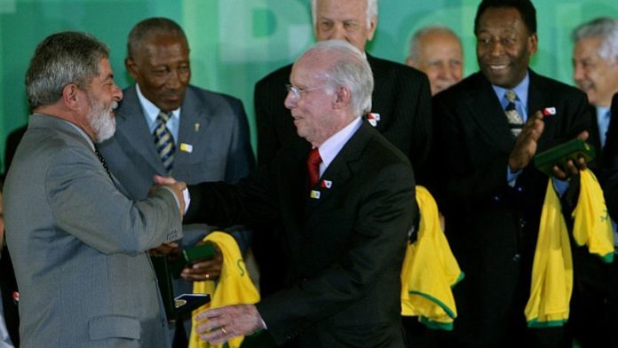 En esta foto de archivo, el presidente brasileño Luiz Inácio Lula da Silva felicita al exfutbolista Mario "Lobo" Zagallo mientras la estrella del fútbol Pelé observa.