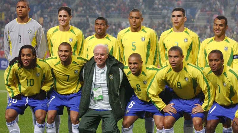 En la gráfica de archivo, el entrenador interino de la selección brasileña, ​​Mario Zagallo (C), posa con su alineación titular el 20 de noviembre de 2002.