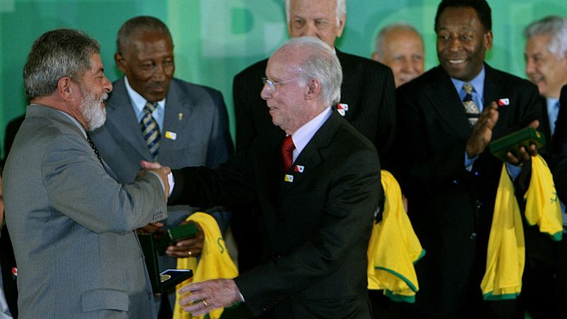 En esta foto de archivo, el presidente brasileño Luiz Inácio Lula da Silva felicita al exfutbolista Mario 