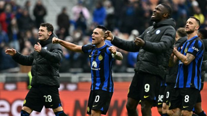 El delantero argentino del Inter de Milán, Lautaro Martínez, celebra con sus compañeros de equipo después de ganar el partido CONTRA Hellas Verona.