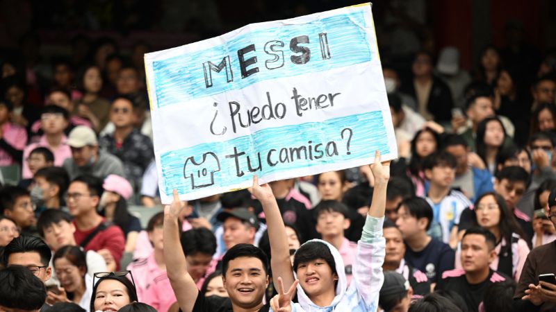 Los fanáticos animan al delantero argentino del Inter Miami, Lionel Messi, antes del partido amistoso contra Hong Kong XI.