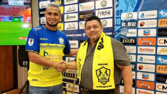 El presidente de Potros de Olancho FC, Samuel García, le da la bienvenida a Alex López.