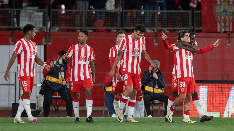 El centrocampista argentino de Almería, Luka Romero, celebra el segundo gol del empate de su equipo sobre el Atlético de Madrid.
