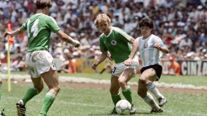 En la foto de archivo, el argentino Diego Maradona pelea por el balón con el alemán Andreas Brehme y su compañero Thomas Berthold.