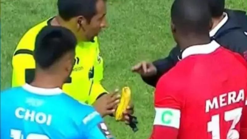 El árbitro del partido muestra el plátano que se lanzó contra un jugador del club Cienciano.