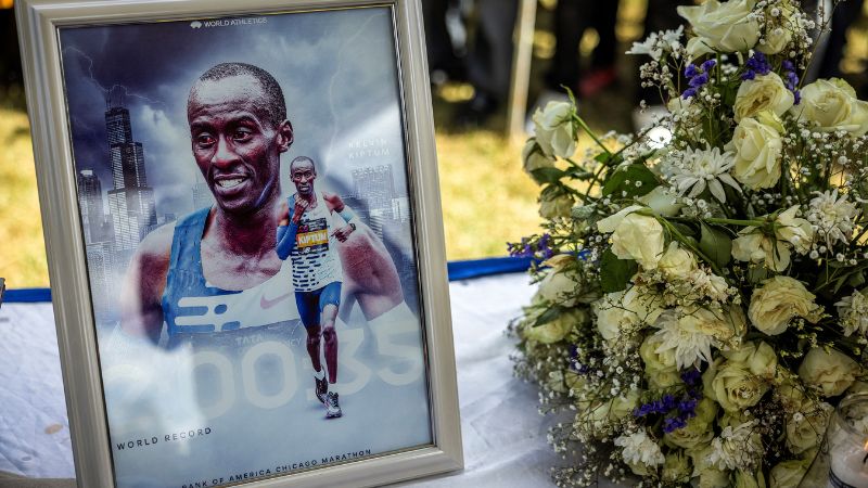 Se ve una fotografía de Kelvin Kiptum al comienzo del funeral del corredor de maratón en Iten, el 22 de febrero de 2024.