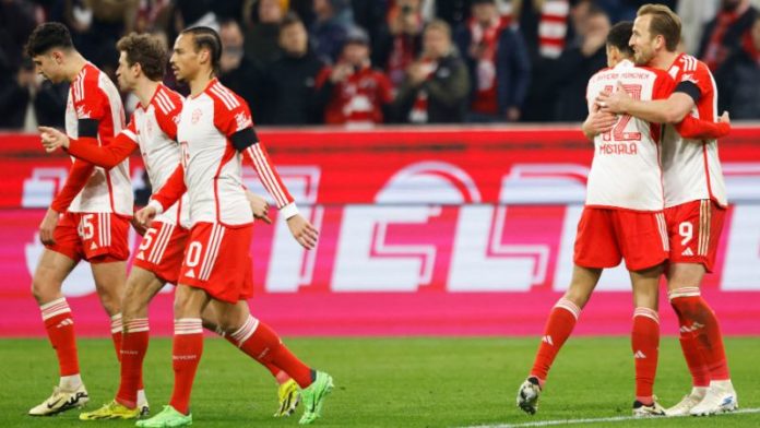 El delantero inglés del Bayern Munich, Harry Kane, celebra marcar el primer gol de su equipo.