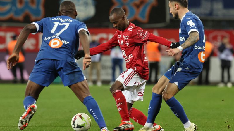 El centrocampista maliense de Brest, Kamory Doumbia, lucha por el balón con el centrocampista camerunés de Marsella Jean Onana.