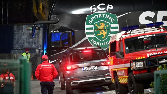 El autobús del Sporting sale del estadio después de que el partido ante el FC Famalicao fuera cancelado.