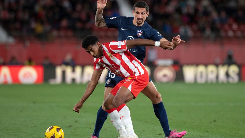 El delantero hondureño del Almería, Anthony Lozano, es presionado por el defensor montenegrino del Atlético de Madrid, Stefan Savic.