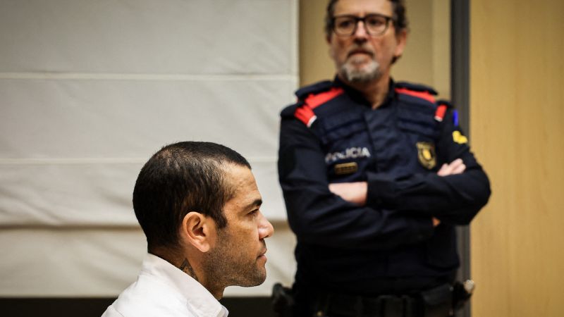 El futbolista brasileño Dani Alves observa el inicio de su juicio en el Tribunal Superior de Justicia de Cataluña en Barcelona.