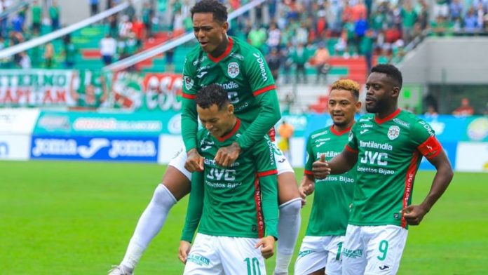 La celebración del primer gol del Marathón, anotado de tiro libre por Damín Ramírez.