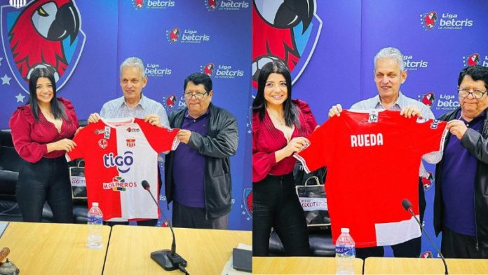 Reinaldo Rueda recibió una camisa personalizada del equipo Vida por parte del presidente de los "cocoteros", Luis Cruz.