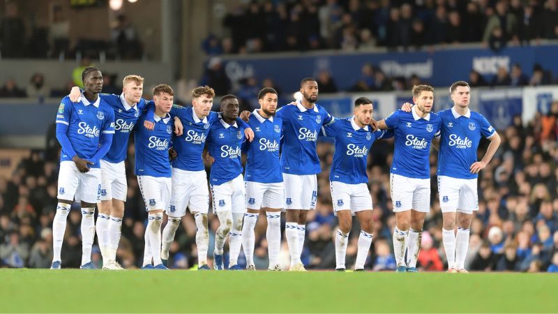 La sanción del Everton, de la Premier League, fue reducida a seis puntos.