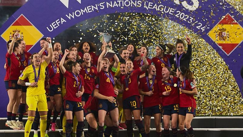 La selección femenina de España se coronó campeona de la Liga de Naciones al vencer 2-0 a Francia.