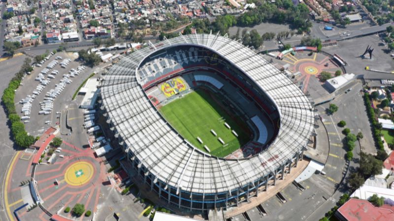 En la foto de archivo, vista aérea del estadio Azteca vacío en la Ciudad de México el 22 de marzo de 2020.