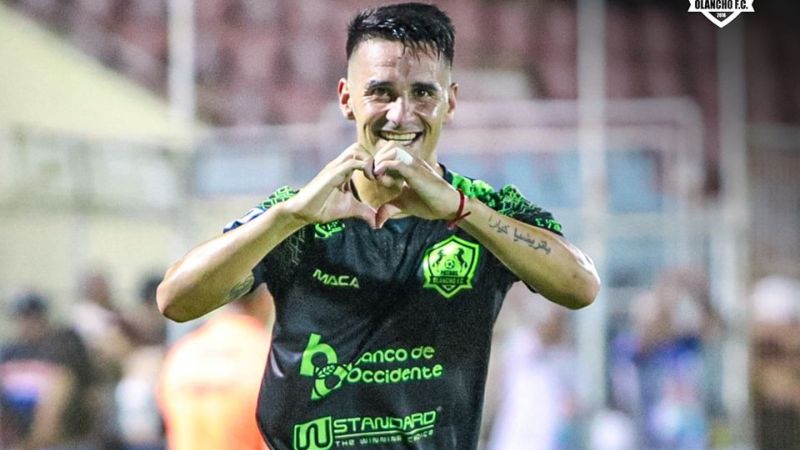 El delantero Federico Sellecchia, celebra el único gol de Potros de Olancho FC sobre Victoria.