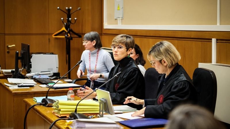 Inés Guardiola, abogada del futbolista brasileño Dani Alves, observa el inicio de su juicio en el Tribunal Superior de Justicia de Cataluña en Barcelona.