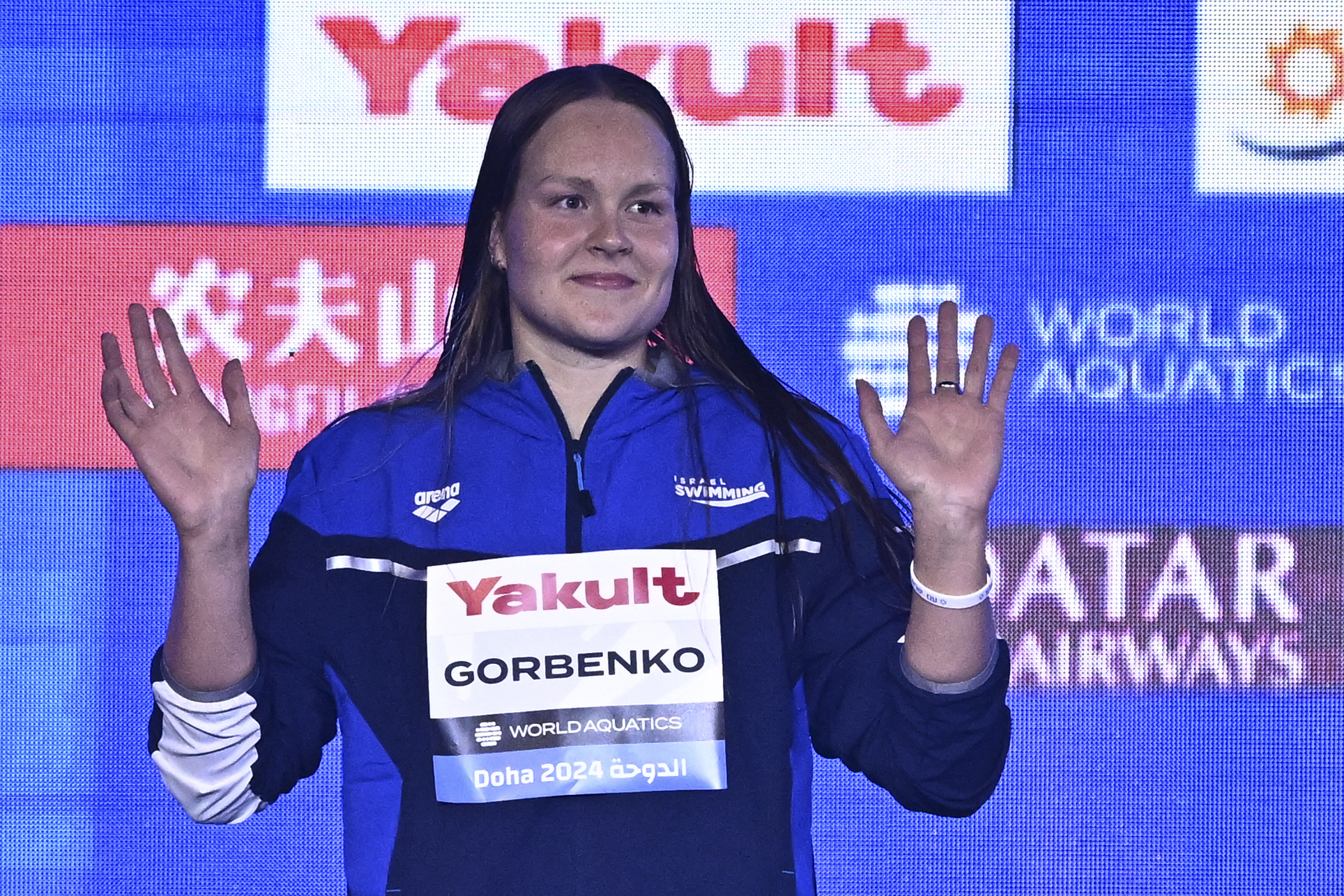 La medallista de plata de Israel, Anastasia Gorbenko, posa en el podio de la prueba de natación combinada individual femenina de 400 m.