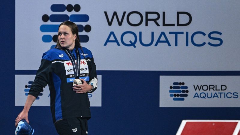 La israelí Anastasia Gorbenko, medallista de plata, camina después de la ceremonia del podio de natación combinada individual femenina de 400 m.