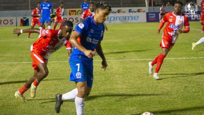 El delantero José Mario Pinto anotó el tercer gol de Olimpia frente al Vida.