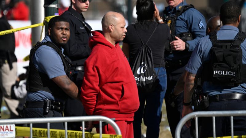 La policía detiene a una persona cerca del desfile de la victoria del Super Bowl LVIII de los Kansas City Chiefs.