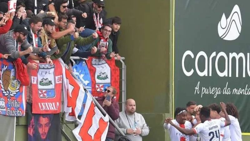 Jugadores y aficionados del equipo UD Lieria celebran el gol del hondureño Bryan Róchez.