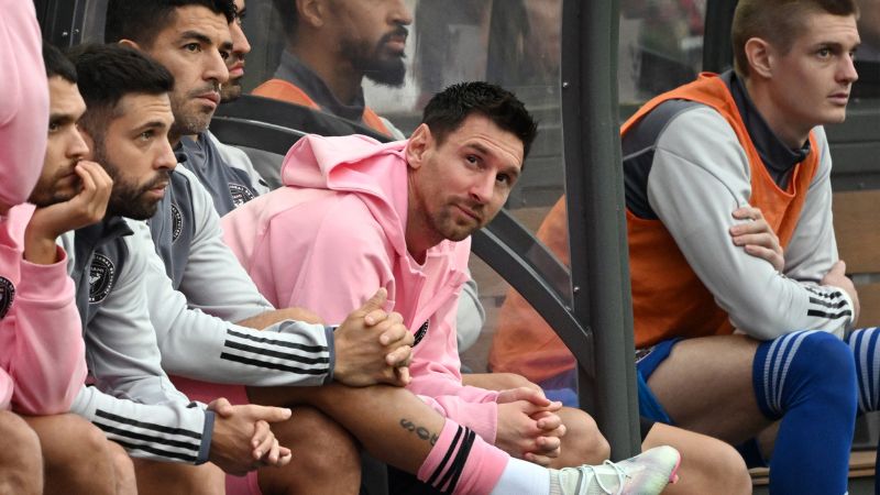 El delantero argentino del Inter Miami, Lionel Messi, se sienta en el banquillo durante el partido amistoso entre Hong Kong XI y el Inter Miami.