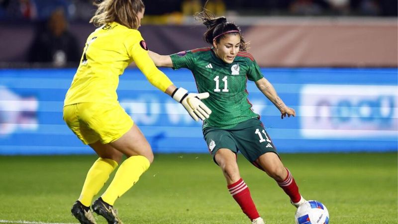 La mexicana Lizbeth Ovalle anotó el primer gol para las "aztecas" en el juego ante las estadounidenses.