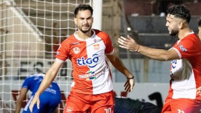 Marcelo Canales celebra junto a Josué Villafranca el gol que le dio el triunfo a Vida sobre Victoria en el clásico ceibeño.