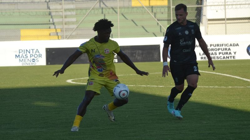 El delantero del Génesis Comayagua, Marlon "Machuca" Ramírez, controla el balón marcado por el "aurinegro", Sebastián Hernández.