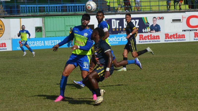 El delantero de Génesis Comayagua, Marlon "Machuca" Ramírez, es presionado por el defensa de Potros de Olancho FC, Nelson Muñoz.