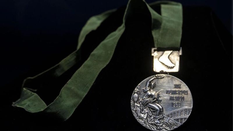 La medalla de oro del salto largo que ganó el atleta estadounidense Bob Beamon en los JO de 1968 en México.