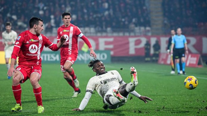 El delantero portugués del AC Milan, Rafael Leao, se desliza durante el partido contra el AC Monza.