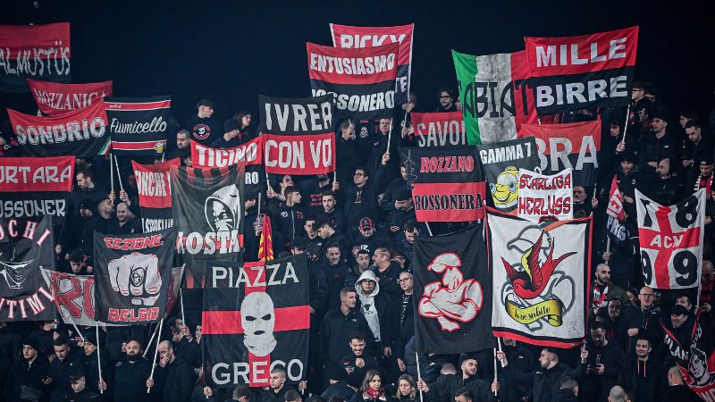 Los aficionados de Monza sostienen pancartas antes del partido contra el Milan.
