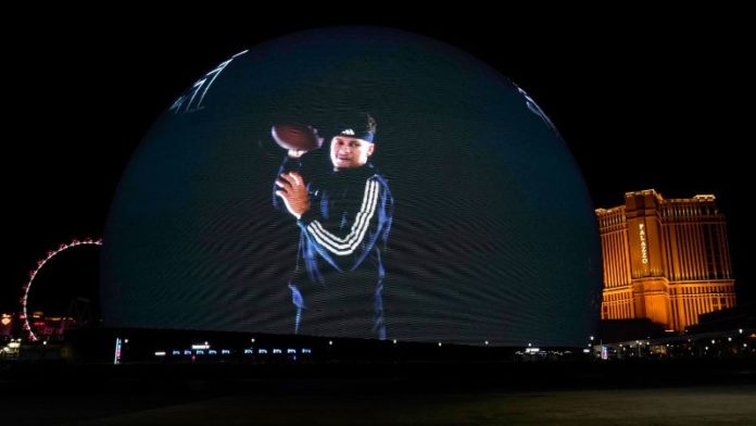 Una imagen del mariscal de campo de los Kansas City Chiefs, Patrick Mahomes, se muestra en el estadio Sphere antes del Super Bowl LVIII en Las Vegas, Nevada.