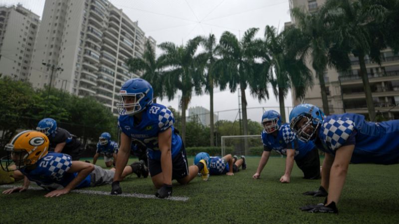Los jugadores de fútbol americano se ejercitan durante una sesión de entrenamiento del equipo de la Academia de Fútbol de Río dentro del condominio de lujo Península, ubicado en el barrio Barra da Tijuca en Río de Janeiro, Brasil.