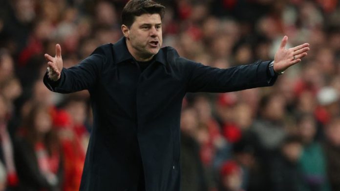 El entrenador argentino del Chelsea, Mauricio Pochettino, hace gestos en la línea de banda durante el partido de la final de la Copa de la Liga inglesa.