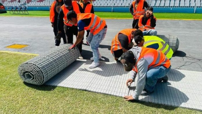 La cancha del estadio Nacional "Chelato Uclés" ya está recibiendo el piso protector Porta-Floor.