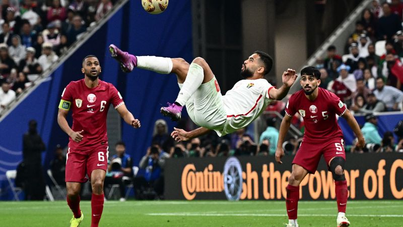El delantero jordano, Ali Olwan, patea el balón durante el partido de la final de la Copa Asiática contra Qatar.