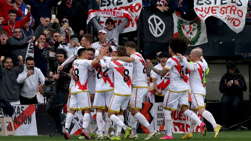 Los jugadores del Rayo Vallecano celebran el primer gol de su equipo durante el partido contra el Real Madrid.