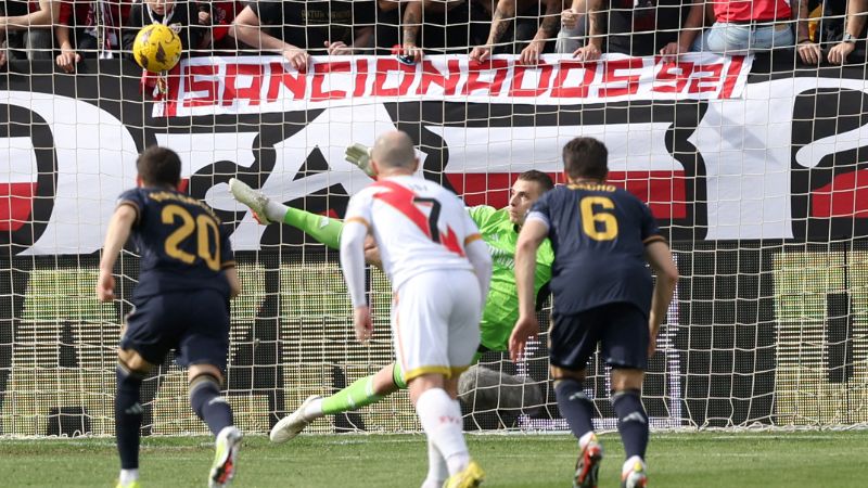 El delantero español del Rayo Vallecano, Raúl de Tomás, anota el primer gol de su equipo desde el punto de penalti.