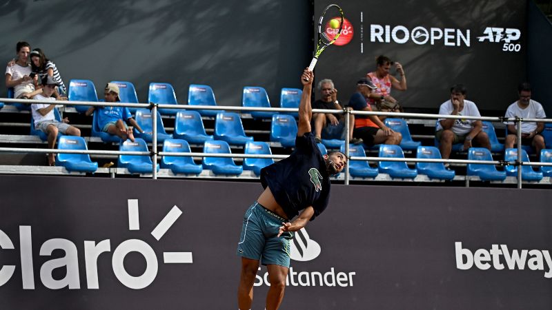 El francés Arthur Fils sirve el balón durante una sesión de entrenamiento en la cancha número uno del torneo ATP 500 Río Open.