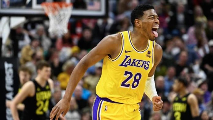 Rui Hachimura celebra una canasta en el partido del miércoles entre Lakers y Jazz.