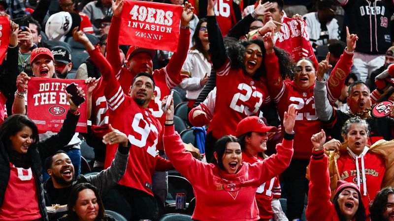 Los fanáticos de los 49ers de San Francisco vitorean durante la noche inaugural del Super Bowl LVIII en el Allegiant Stadium de Las Vegas, Nevada.