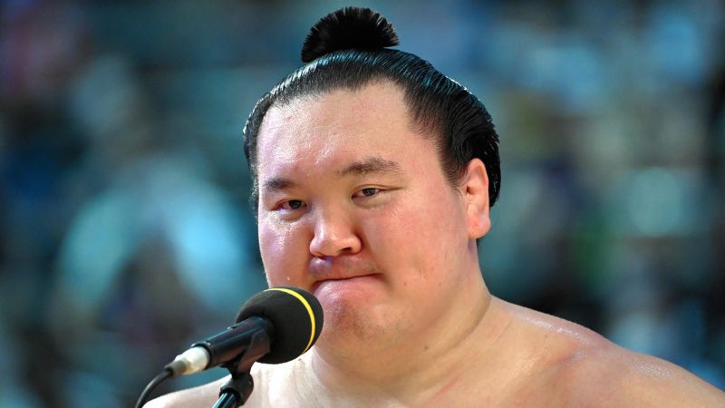 Esta fotografía de archivo muestra al luchador de sumo nacido en Mongolia Hakuho reaccionando durante la ceremonia de premiación del Gran Torneo de Sumo en Nagoya, Prefectura de Aichi. 