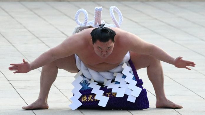 En la foto de archivo se observa a "Yokozuna" o el gran campeón de sumo Hakuho de Mongolia participando en una ceremonia tradicional de ingreso al ring en el santuario Meiji en Tokio.