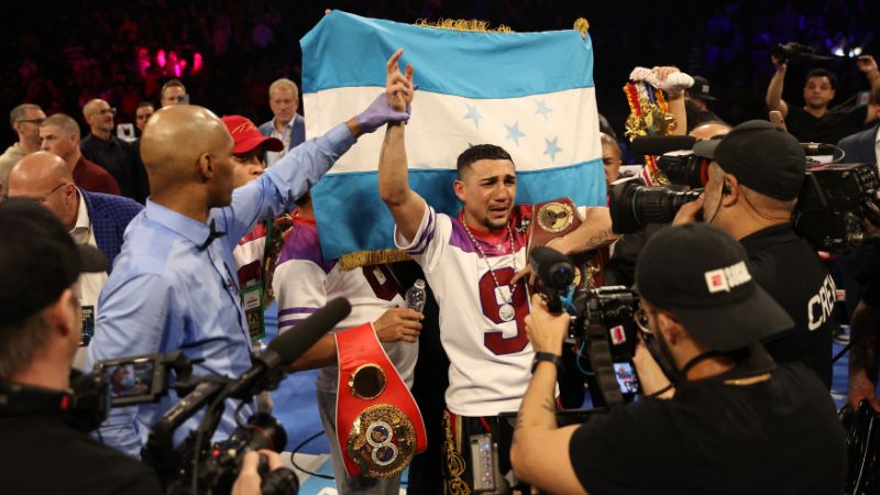 El boxeador honduro-estadounidense, Teófimo López, celebra la derrota de Jamaine Ortiz para retener el título de peso welter junior de la OMB en el Michelob ULTRA Arena.